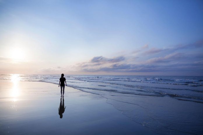 donna_spiaggia_123rf_free