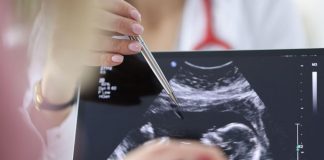 Chirurgia, si rompe l’aorta e viene operata con il bimbo in utero, intervento record a Milano