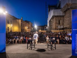 Festivaletteratura, tutto pronto: piazza Alberti gremita per la presentazione del libretto del trentennale
