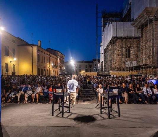 Festivaletteratura, tutto pronto: piazza Alberti gremita per la presentazione del libretto del trentennale