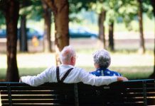 Edward e Annamaria, un amore senza limiti: ogni giorno 10 km a piedi per tenere la mano in Rsa