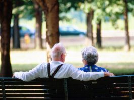 Edward e Annamaria, un amore senza limiti: ogni giorno 10 km a piedi per tenere la mano in Rsa