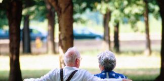Edward e Annamaria, un amore senza limiti: ogni giorno 10 km a piedi per tenere la mano in Rsa