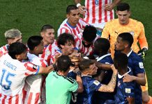 Paraguay-Francia, rissa in campo e Mbappé chiede un rosso