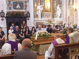 Bondeno, il silenzio che insegna: l’ultimo saluto alla maestra Adriana Aleotti