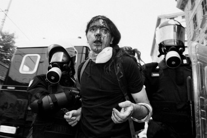 g8_genova_2001_manifestante_fg