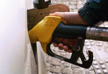 Benzina a un passo dai 2 euro, diesel torna a salire con forza: i prezzi dei carburanti oggi