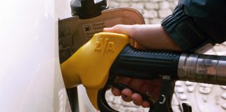 Benzina a un passo dai 2 euro, diesel torna a salire con forza: i prezzi dei carburanti oggi