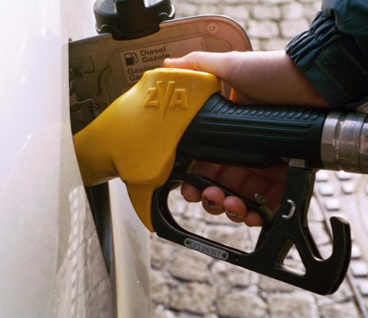Benzina a un passo dai 2 euro, diesel torna a salire con forza: i prezzi dei carburanti oggi