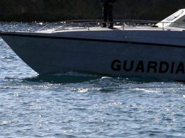 Bimba si tuffa da catamarano e si ferisce alla testa, salvata nelle acque davanti a Palmarola