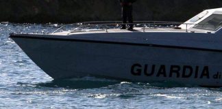 Bimba si tuffa da catamarano e si ferisce alla testa, salvata nelle acque davanti a Palmarola