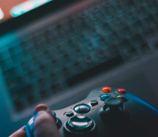 Dalle sale da gioco al display: perché i giocatori italiani preferiscono l’esperienza dei casinò dal vivo dal proprio smartphone