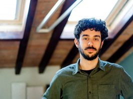 Il fumettista mantovano Giovanni Scarduelli sul palco con Caparezza: realizzerà un’opera live per Emergency