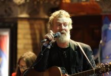 Addio a Glen Hansard, il cantautore premio Oscar morto in un incidente in moto