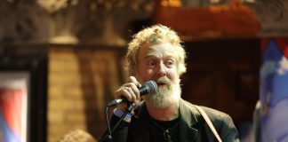 Addio a Glen Hansard, il cantautore premio Oscar morto in un incidente in moto