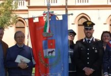 Moglia restauro del gonfalone comunale affidato a una specialista del tessile