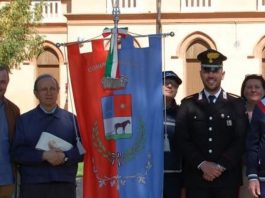 Moglia restauro del gonfalone comunale affidato a una specialista del tessile