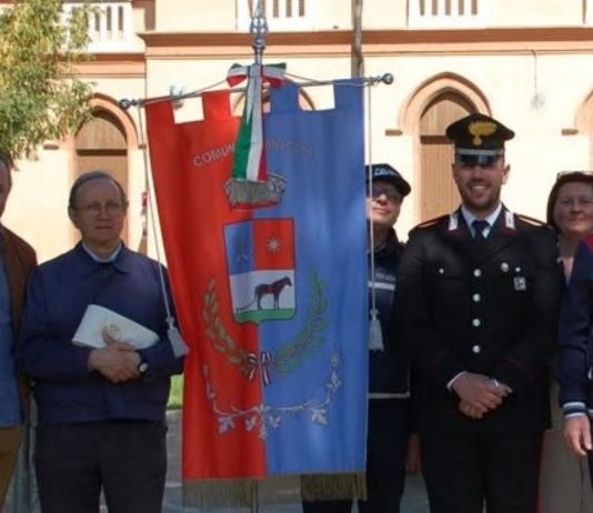 Moglia restauro del gonfalone comunale affidato a una specialista del tessile