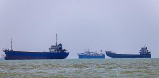 Iran chiude lo Stretto di Hormuz: “Non passa nessuna nave”. Usa lanciano nuovi attacchi