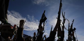 Iran, allarme navi nel Mar Rosso: mercantili invertono rotta dopo blocco Houthi