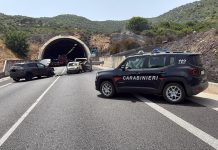 Scontro con due auto in fiamme nel Cagliaritano, un morto e nove feriti
