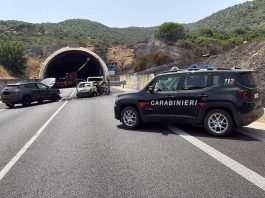 Scontro con due auto in fiamme nel Cagliaritano, un morto e nove feriti