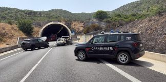Scontro con due auto in fiamme nel Cagliaritano, un morto e nove feriti
