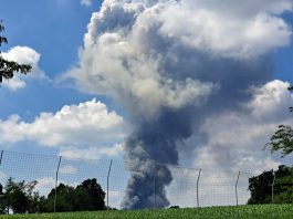 Vasto incendio a Lonato, la nube di fumo ben visibile da Castiglione