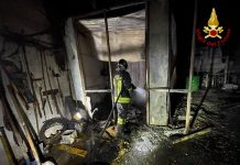 Castiglione, magazzino in fiamme vicino all’impianto di biogas: i vigili del fuoco evitano il peggio