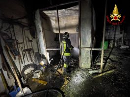 Castiglione, magazzino in fiamme vicino all’impianto di biogas: i vigili del fuoco evitano il peggio