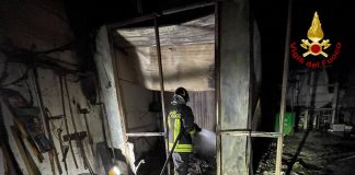 Castiglione, magazzino in fiamme vicino all’impianto di biogas: i vigili del fuoco evitano il peggio