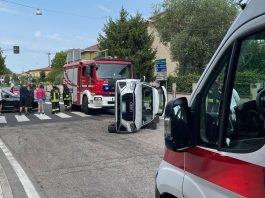 Suzzara, pauroso incidente: auto si ribalta all’incrocio. Ferito 49enne trasportato al Poma