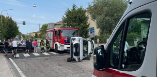 Suzzara, pauroso incidente: auto si ribalta all’incrocio. Ferito 49enne: trasportato al Poma