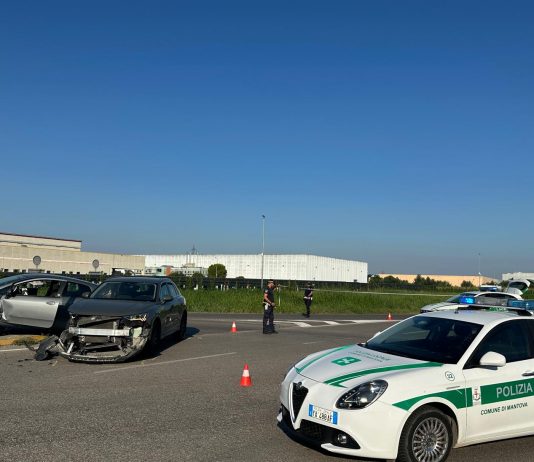 Scontro tra due auto sull’Ostigliese a Valdaro: anziano ferito trasportato al Poma