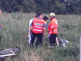 Gonzaga, sfiorata dall’auto ruzzola a terra: ferita ciclista 16enne