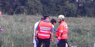 Gonzaga, sfiorata dall’auto ruzzola a terra: ferita ciclista 16enne