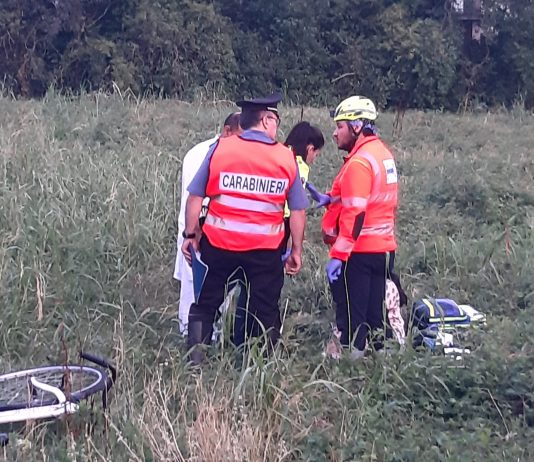 Gonzaga, sfiorata dall’auto ruzzola a terra: ferita ciclista 16enne