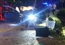 Suzzara, Bmw vola sul passaggio a livello e si schianta: i due occupanti scappano