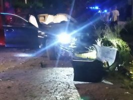 Suzzara, Bmw vola sul passaggio a livello e si schianta: i due occupanti scappano