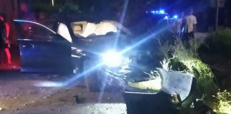 Suzzara, Bmw vola sul passaggio a livello e si schianta: i due occupanti scappano