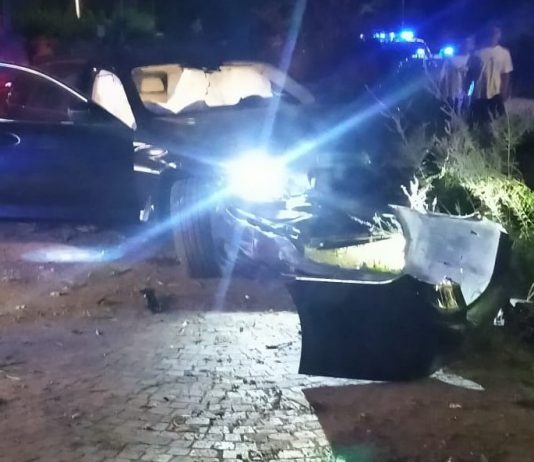 Suzzara, Bmw vola sul passaggio a livello e si schianta: i due occupanti scappano