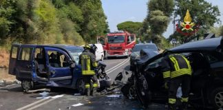 Incidente a Roma, scontro fra due auto in via Appia: un morto e due feriti