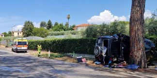 Auto finisce contro un albero a Cisterna di Latina: due morti
