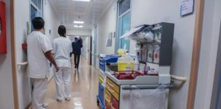 Sanità, intesa sul contratto: “Aumento di 240 euro al mese per gli infermieri”