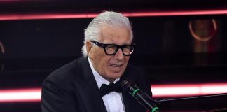 Addio a Peppino di Capri, oggi l’ultimo saluto alla voce di ‘Champagne’: i funerali sull’isola
