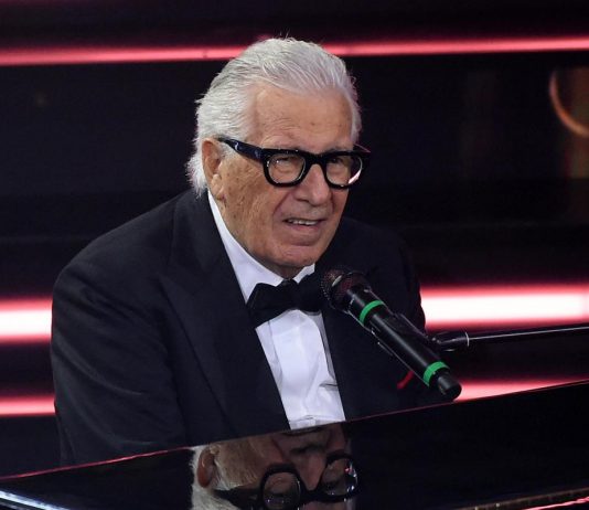 Addio a Peppino di Capri, oggi l’ultimo saluto alla voce di ‘Champagne’: i funerali sull’isola