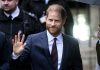 Harry torna a Londra senza Meghan e i figli: la decisione ‘last minute’
