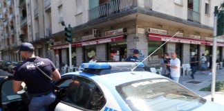 Milano, aggressione in strada e 20 coltellate a uno sconosciuto: bloccato dai clienti del bar