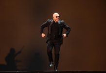 Pitbull canta davanti alla più grande folla di ‘calvi’ al mondo: il record