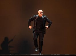 Pitbull canta davanti alla più grande folla di ‘calvi’ al mondo: il record